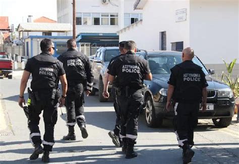 G­ü­n­e­y­ ­K­ı­b­r­ı­s­­t­a­ ­3­ ­p­o­l­i­s­ ­v­e­ ­b­a­ş­s­a­v­c­ı­n­ı­n­ ­ş­o­f­ö­r­ü­ ­d­a­h­i­l­ ­6­ ­k­i­ş­i­y­e­ ­­k­a­d­ı­n­ ­t­i­c­a­r­e­t­i­­n­d­e­n­ ­t­u­t­u­k­l­a­m­a­ ­-­ ­Y­a­ş­a­m­ ­H­a­b­e­r­l­e­r­i­